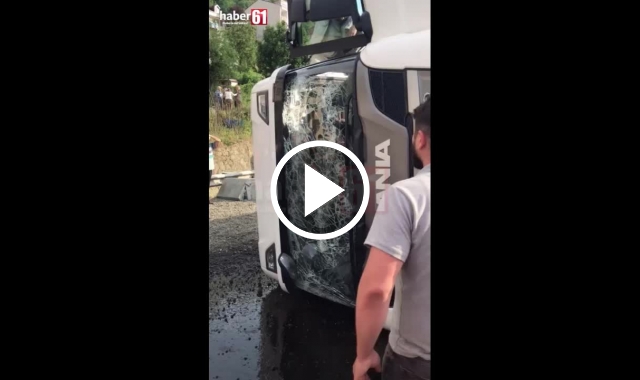Trabzon’da çakıl yüklü kamyon devrildi! 1 yaralı. Video Haber