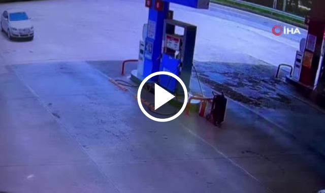 Bayburt'ta freni patlayan otomobil akaryakıt istasyonuna girdi: 2 yaralı Video Haber