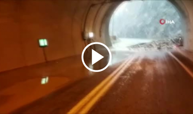 Artvin’de heyelan! Sürücüler tünelde mahsur kaldı. Video Haber