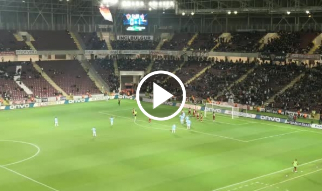 Hatayspor - Trabzonspor maçında taraftar sahaya girdi. Video Haber