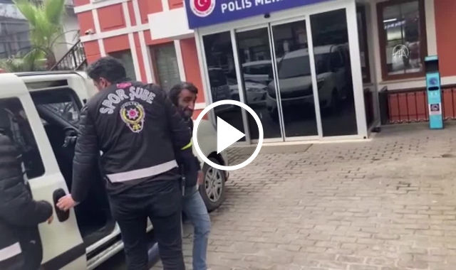 Trabzonspor bayrağını indirmeye çalışan Fenerbahçeli gözaltında. Video Haber