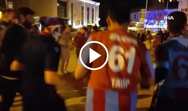 Ardahan'da Trabzonspor taraftarı, şampiyonluğu horon oynarak kutladı. Video Haber