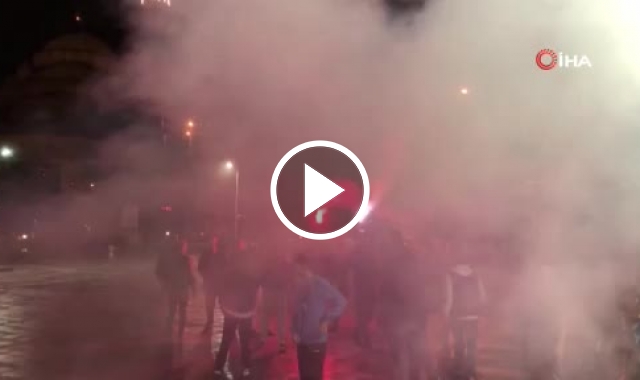 Rize'deki Trabzonsporlu taraftarlar şampiyonluğu kutladı. Video Haber