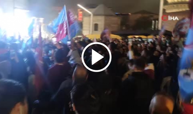 Trabzonsporlu taraftarların Taksim'de şampiyonluk coşkusu. Video Haber