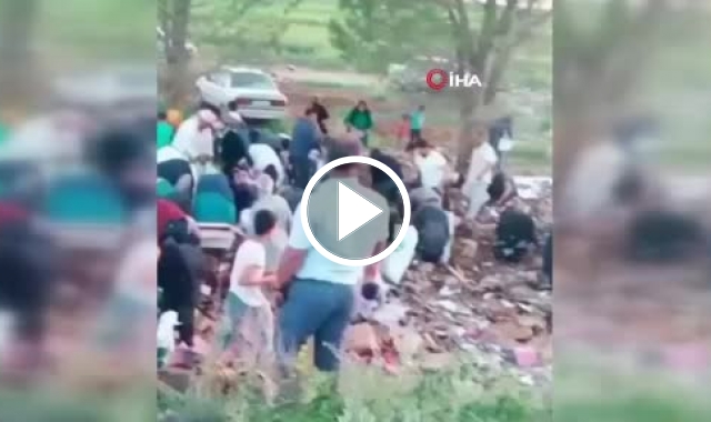 Devrilen tırdaki bayram şekerleri ile çikolatalar yağmalandı. Video Haber