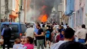 Bursa'da uçak evlerin arasına düştü. Video Haber