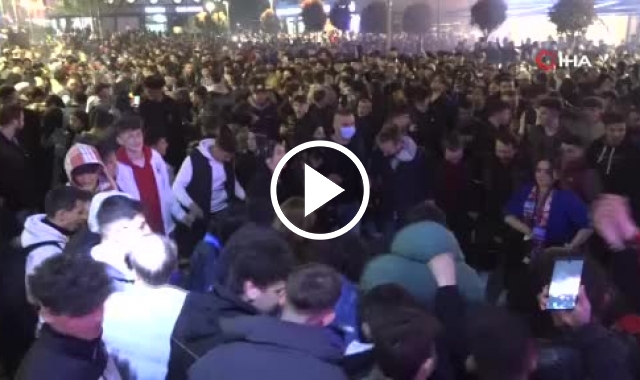 Trabzon'da taraftarlar şampiyonluğun provasını yaptı. Video Haber