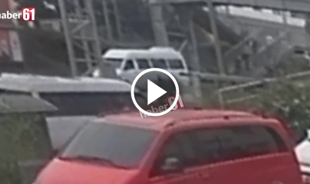 Söğütlü'de 3 aracın karıştığı kaza güvenlik kamerasında