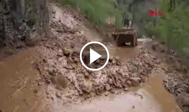 Trabzon'da heyelan anı kamerada. Video Haber