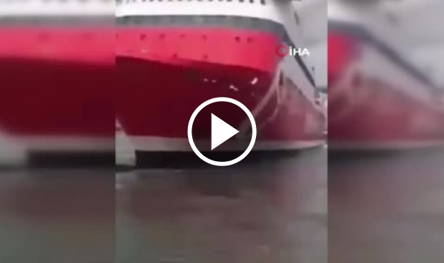 Cezayir Limanı’nda yolcu gemisi ile petrol tankeri çarpıştı. Video Haber
