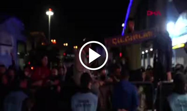 Trabzonspor taraftarından takımına coşkulu karşılama. Video Haber