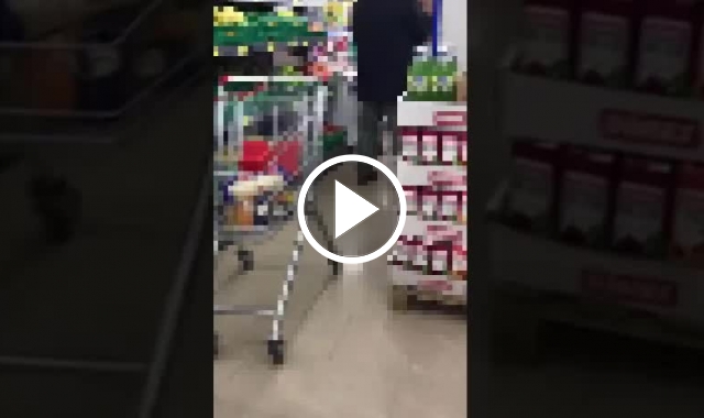 Trabzon'da market çalışan ve vatandaş karşı karşıya geldi.26.03.2022