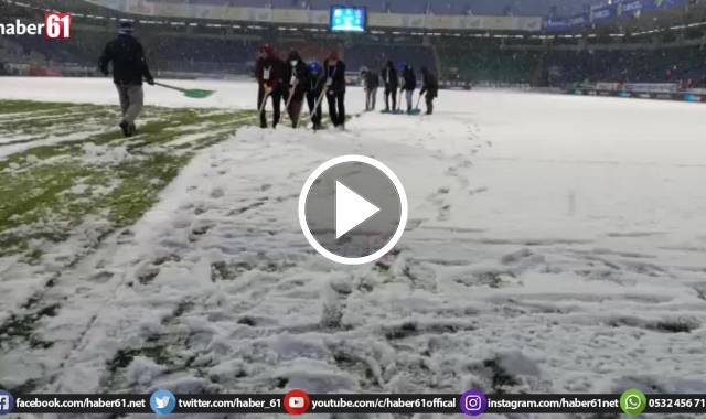 Rizespor Trabzonspor maçı öncesinde Didi Stadı'nda kar temizleme çalışmaları sürüyor. Video Haber