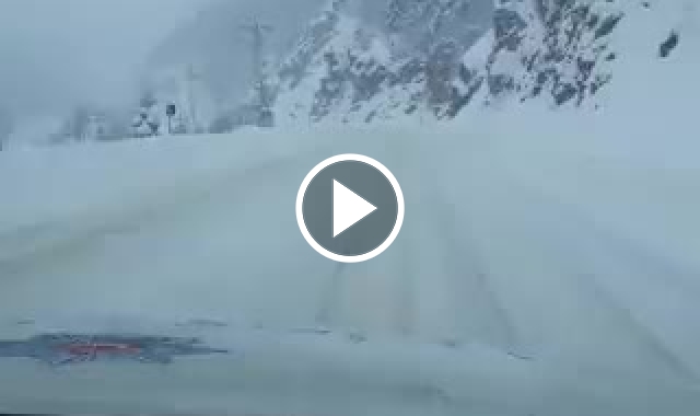 Trabzon'da kar yağışı etkili oluyor! Sürücüler uyarıldı. Video Haber