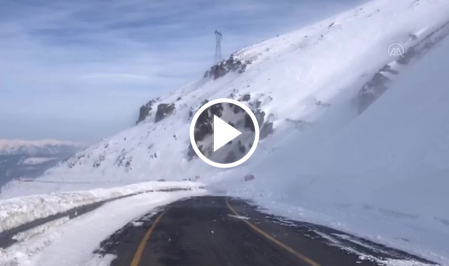Artvin Sahara geçidine çığ düştü. Video Haber.