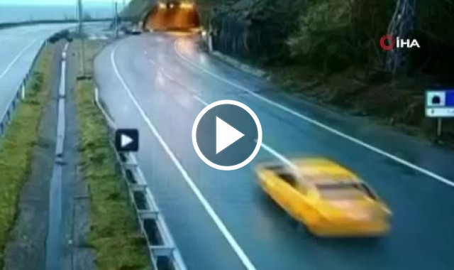 Karayoluna düşen taş ve kayalar yolu ulaşıma kapattı. Video Haber.