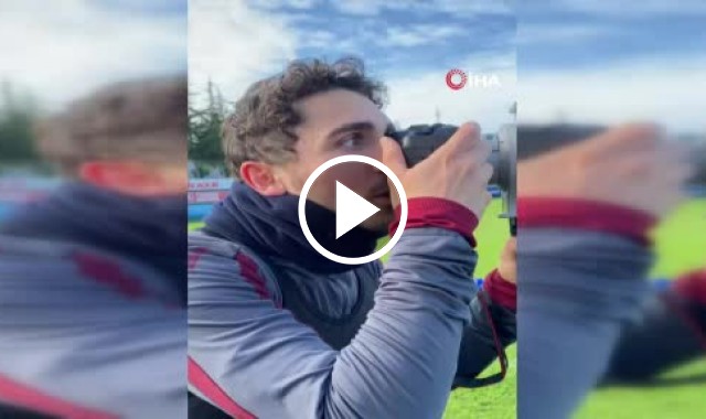 Abdulkadir Ömür kafasında topla soyunma odasından antrenman sahasına geri geri gitti. Video Galeri