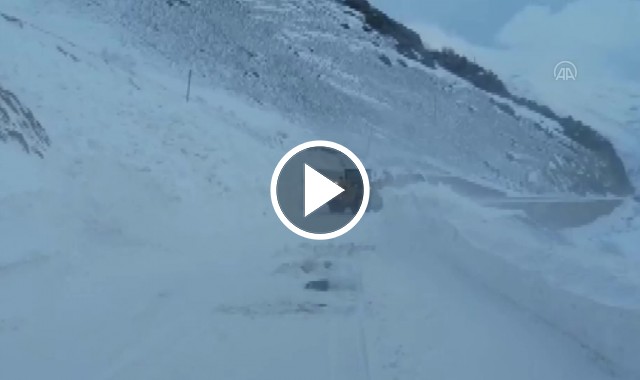 Bayburt-Trabzon yoluna çığ düştü. Video Haber