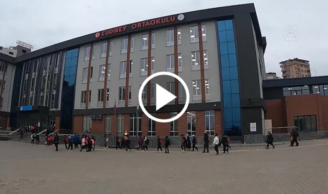 Trabzon'da okul müdürü, sahiplendiği "Pars" ile köpek korkusunu yendi. Video Haber