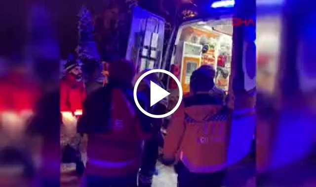 Hasta çocuğu karlı yolda sırtında taşıyan hemşireye ödül. - Video Haber