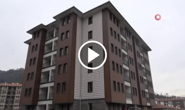 Rize'de deniz suyundan kaynaklı korozyon nedeniyle yıkılan binaların yerine hak sahiplerine yeni binalar yapılıyor