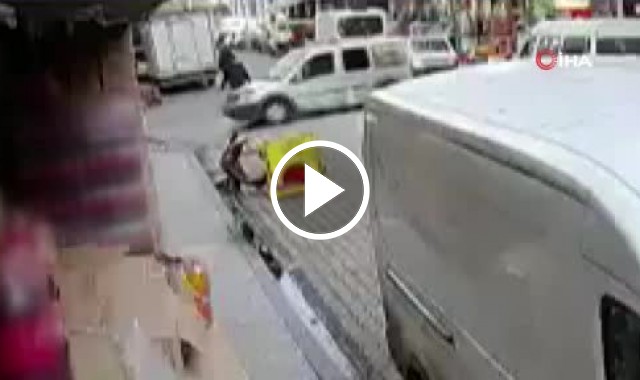 Samsun'da geri geri gelen aracın altında kaldı! O anlar kamerada. Video Haber