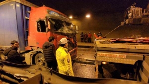 Trabzon’da tır kazası trafiği kilitledi: Uzun kuyruklar oluştu