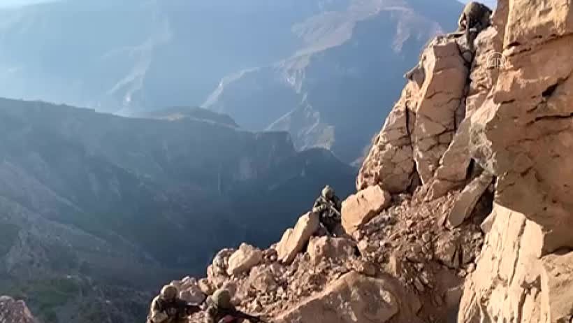 Mağaraya nokta operasyon; 4 terörist teslim oldu