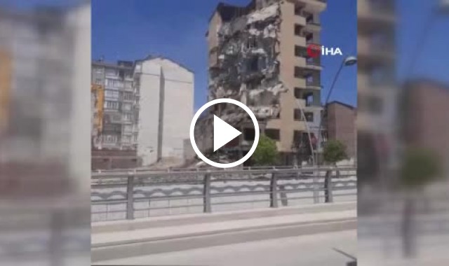 Elazığ’da ağır hasarlı 8 katlı bina korna sesi ile yıkıldı