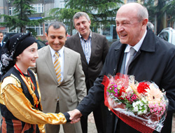 "Oku kitabını al altınını"