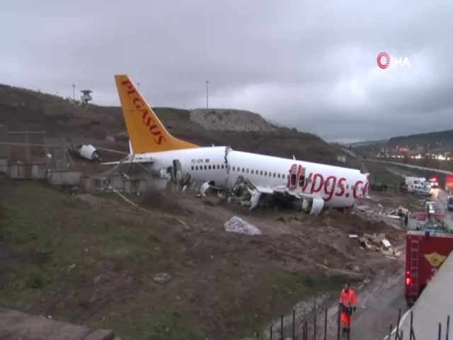 Pistten çıkan uçağın enkazı günün ilk ışıklarıyla görüntülendi