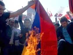 Ermenistan bayrağı yakıldı!