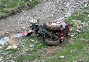 Traktör dereye devrildi:1 ölü