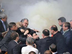 Meclis'te yumruklu bombalı kavga