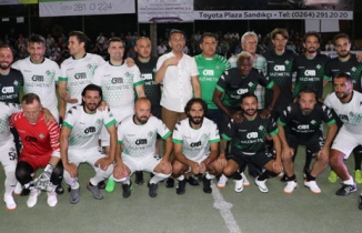 Eski futbolcular gösteri maçı yaptı