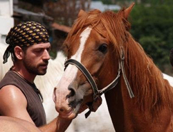 Issız Adam hastanelik oldu