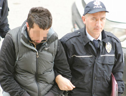 Liseli kızı sokak ortasında öptü