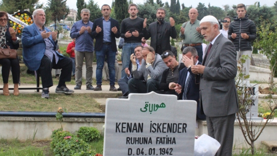Kenan İskender, ölümünün 1. yıl dönümünde mezarı başında anıldı