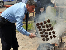 Polisler pişirdi, minikler yedi
