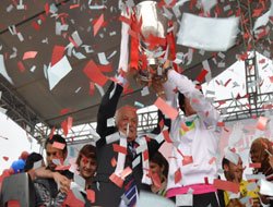 TS'den görkemli kutlama