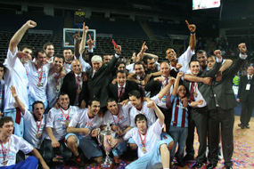 Kupa Sahibinin Ellerinde