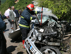 Tanker ile otomobil çarpıştı