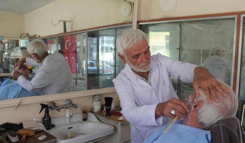 Bayburt'un en yaşlı berberi mesaiye radyonun düğmesine basarak başlıyor