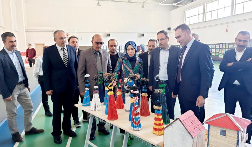 Bayburt'ta resim sergisi ve depremzedeler için kermes açılışı yapıldı