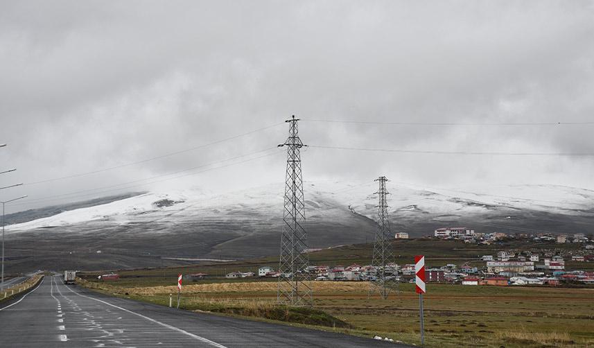 Artvin'in yüksek kesimlerinde Mayıs'ta kar yağışı