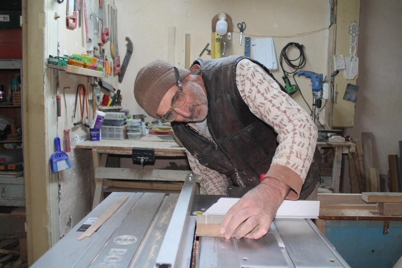 Trabzon'da tahta parçaları emekli öğretmenin elinde şekilleniyor