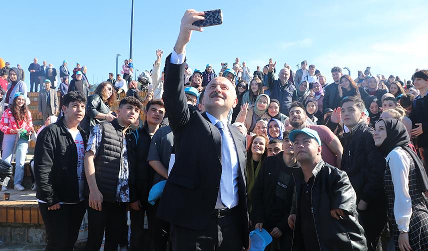 Bakan Karaismailoğlu Trabzon'da gençlerle bir araya geldi