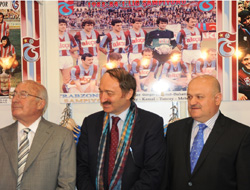 Bakan Özak, Trabzonspor standında