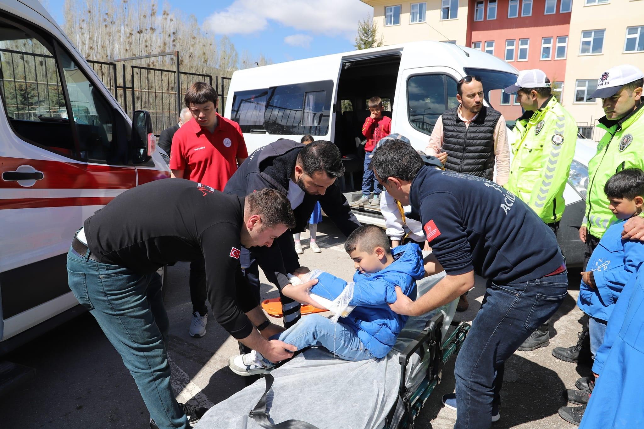 Bayburt'ta öğrencilere ilk yardım eğitimi