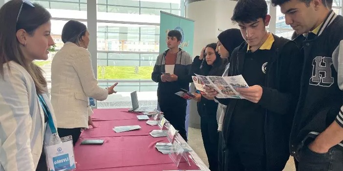 Bayburt Üniversitesi aday öğrencilerle Erzincan'da buluştu